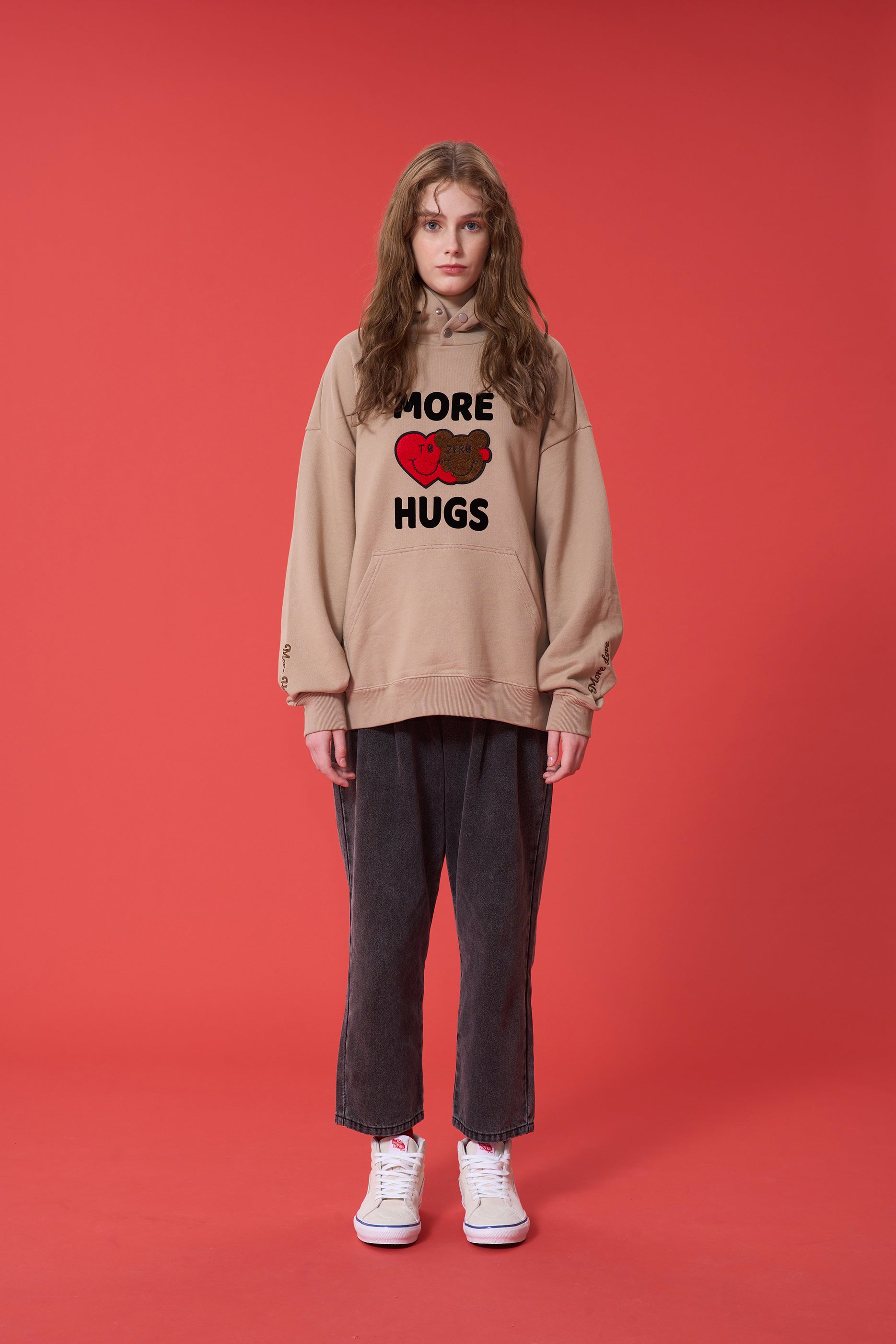 'MORE HUGS' 植絨印花連帽衛衣