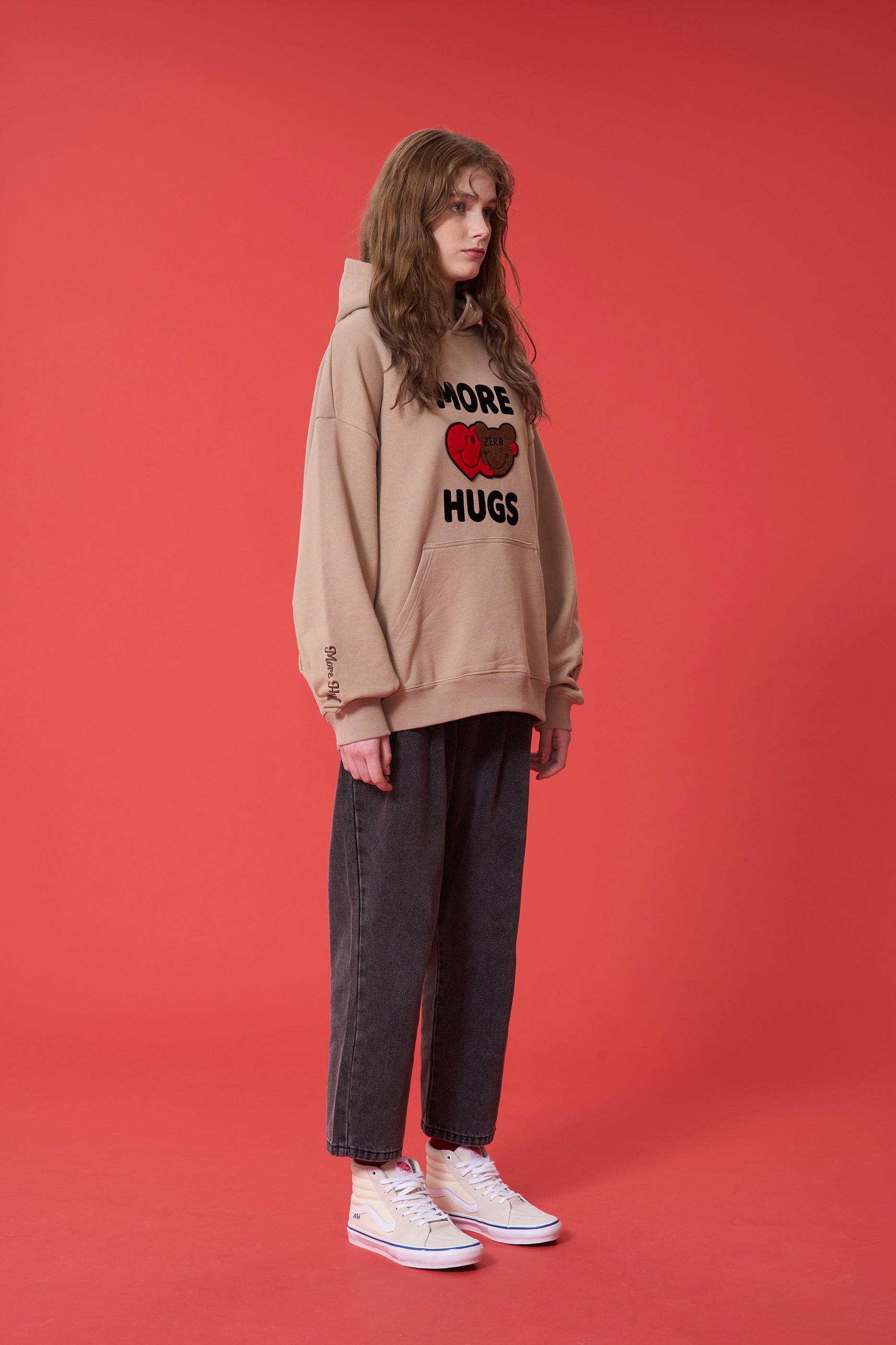 'MORE HUGS' 植絨印花連帽衛衣