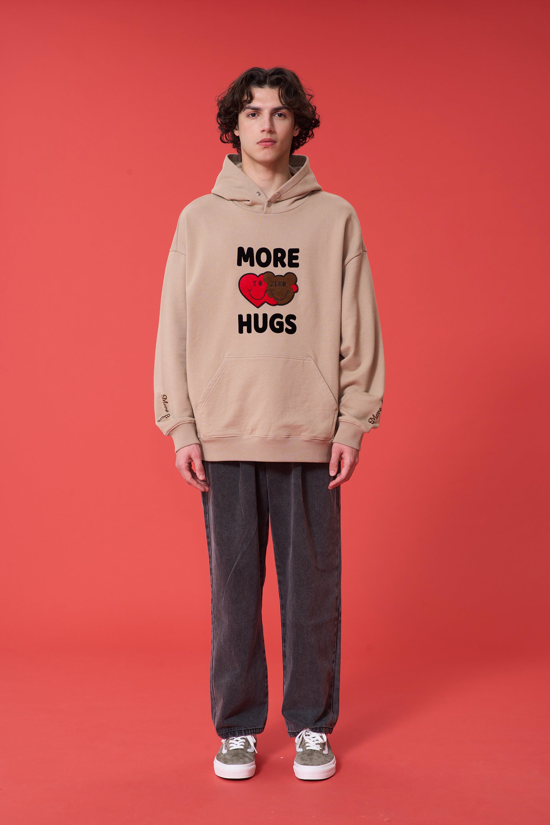 'MORE HUGS' 植絨印花連帽衛衣