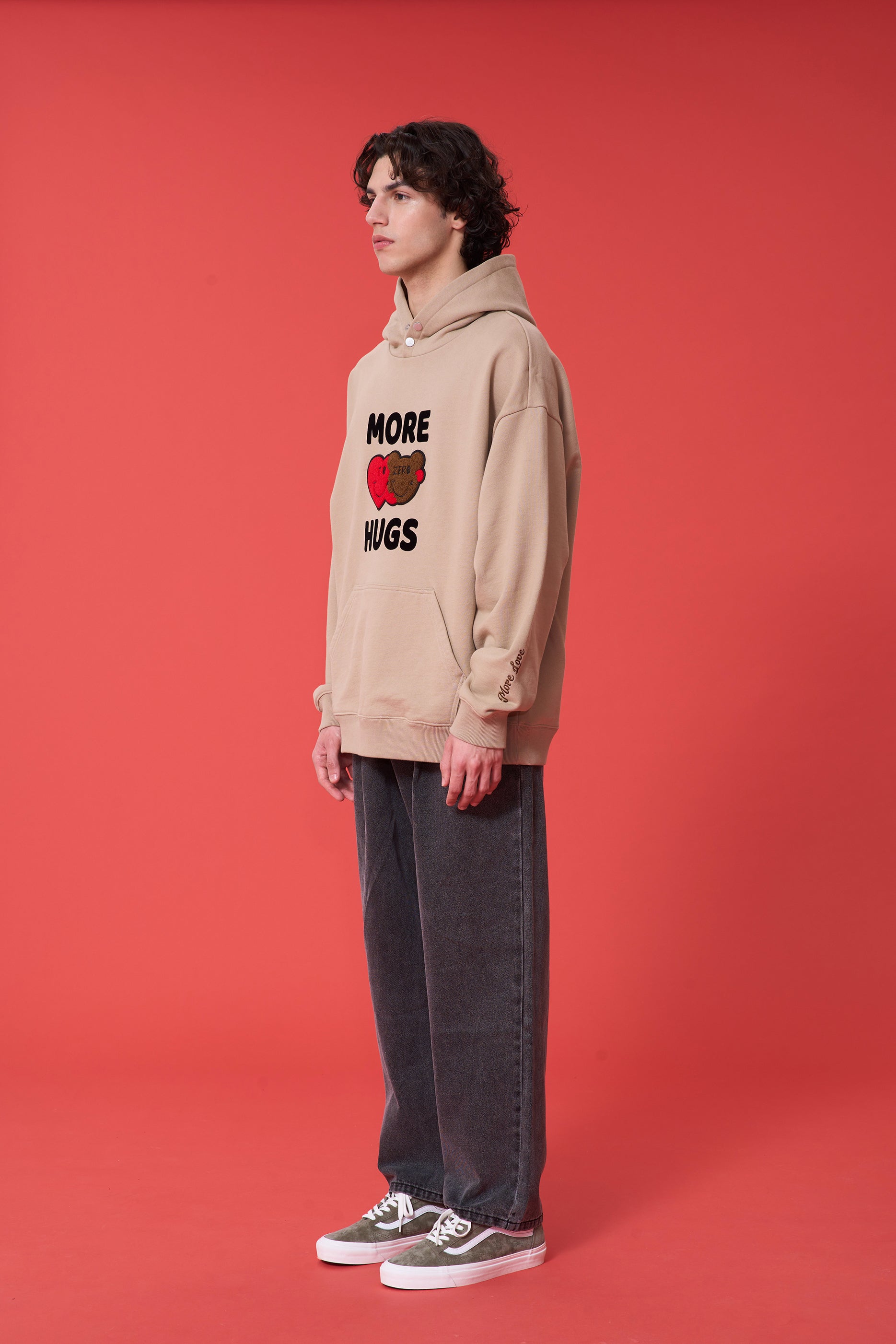 'MORE HUGS' 植絨印花連帽衛衣
