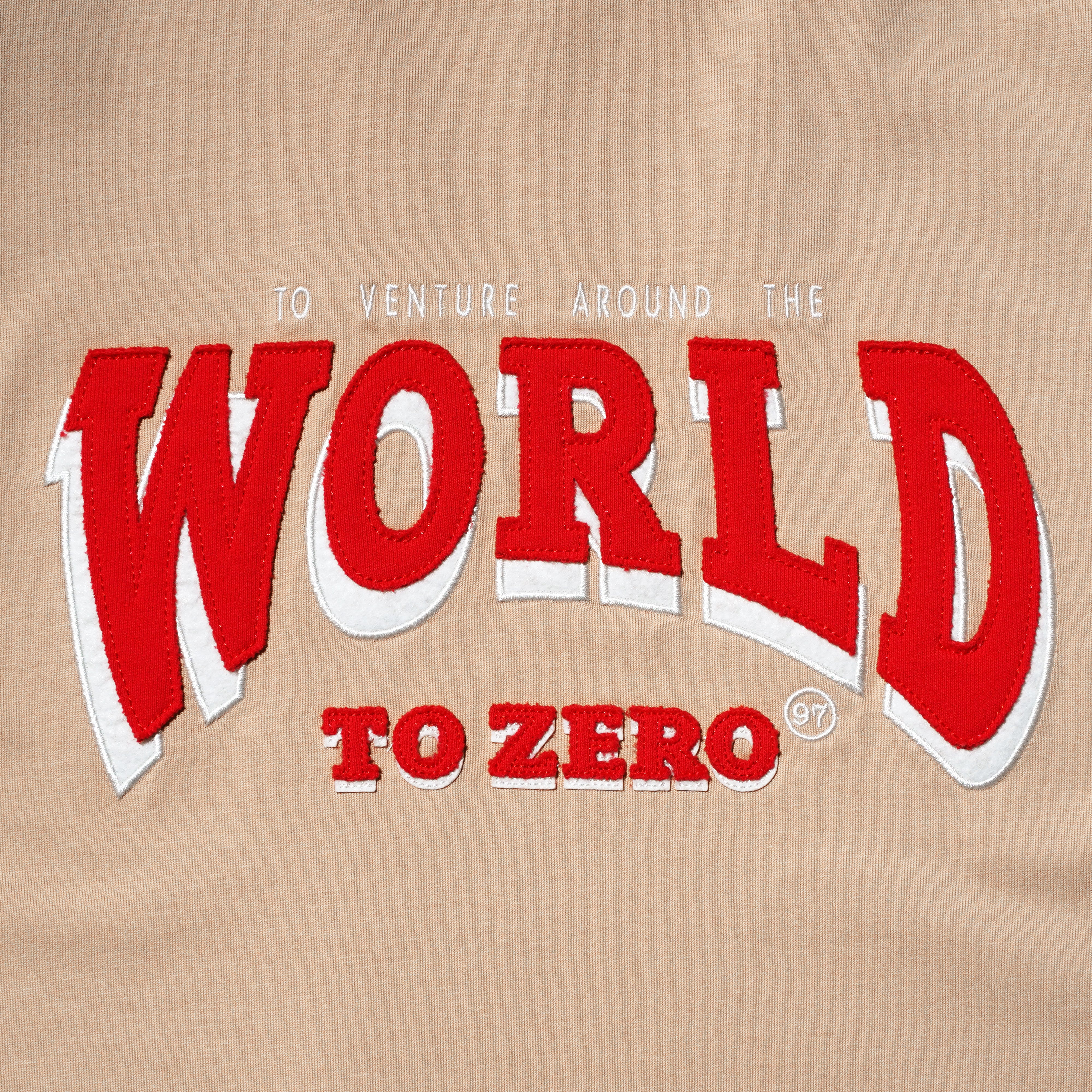 'TO VENTURE AROUND THE WORLD' 貼飾T恤