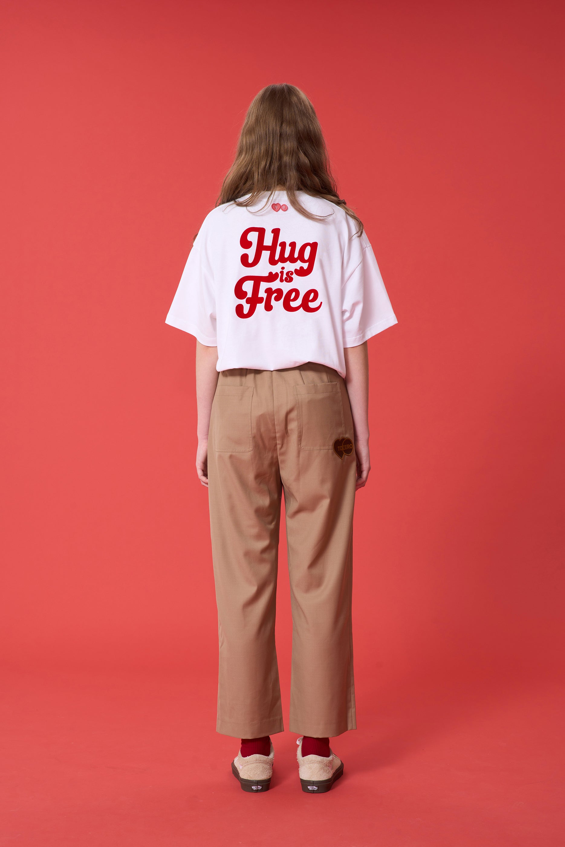 'HUG IS FREE' FLOCKING PRINT T-SHIRT