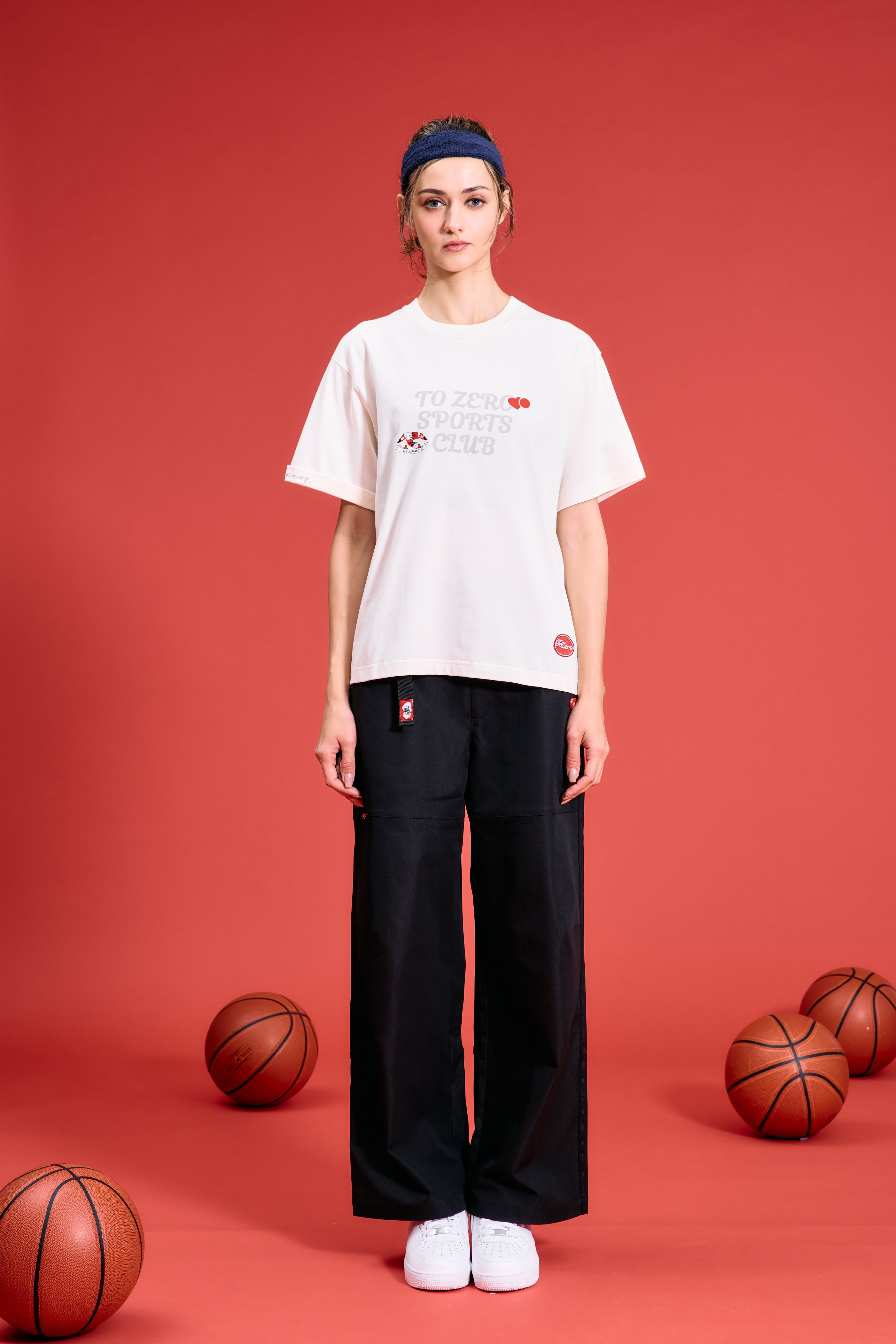 TO ZERO 'BSKTBLL STCKRS' T-SHIRT ( OFF WHITE )