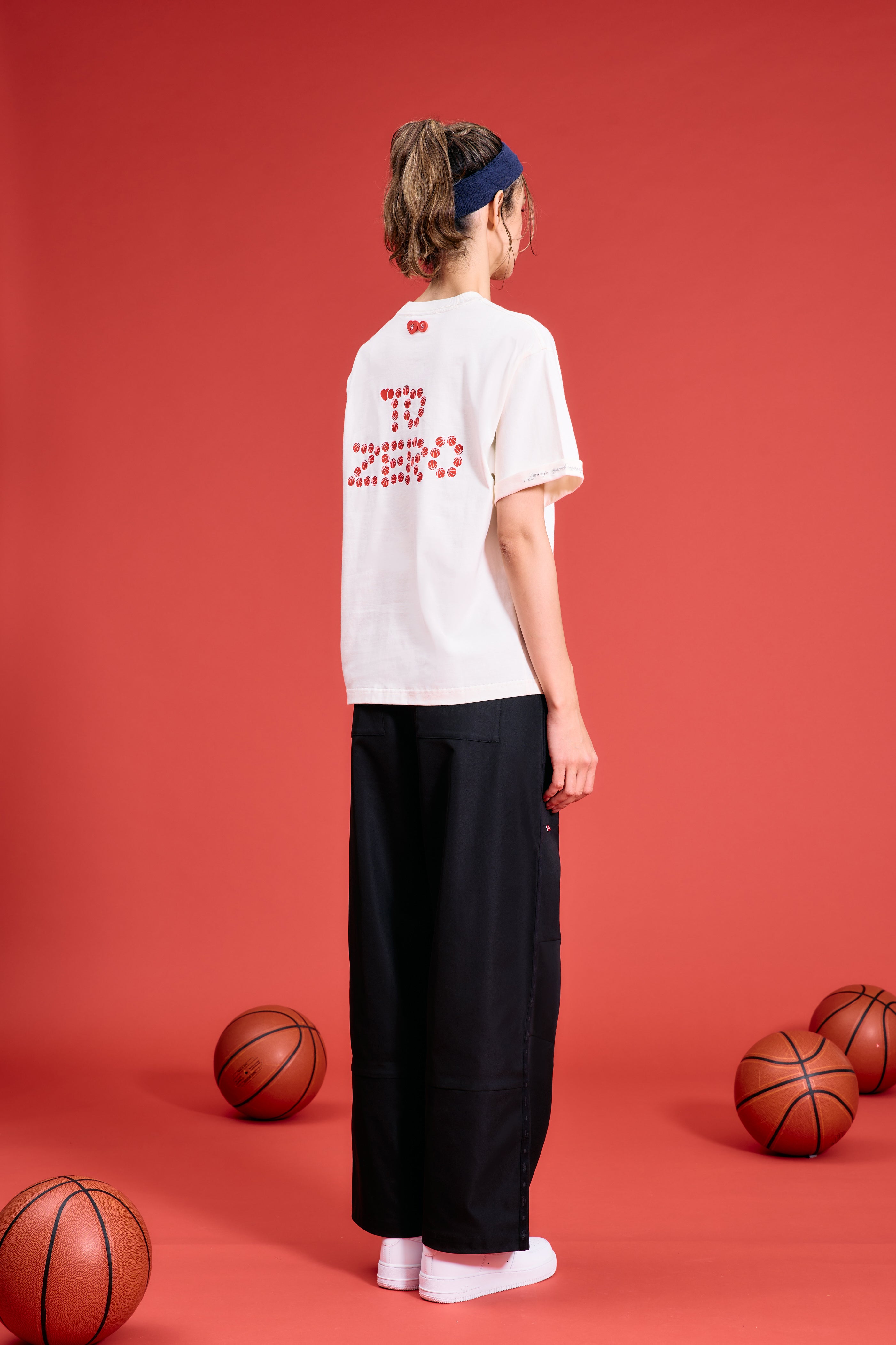 TO ZERO 'BSKTBLL STCKRS' T-SHIRT ( OFF WHITE )