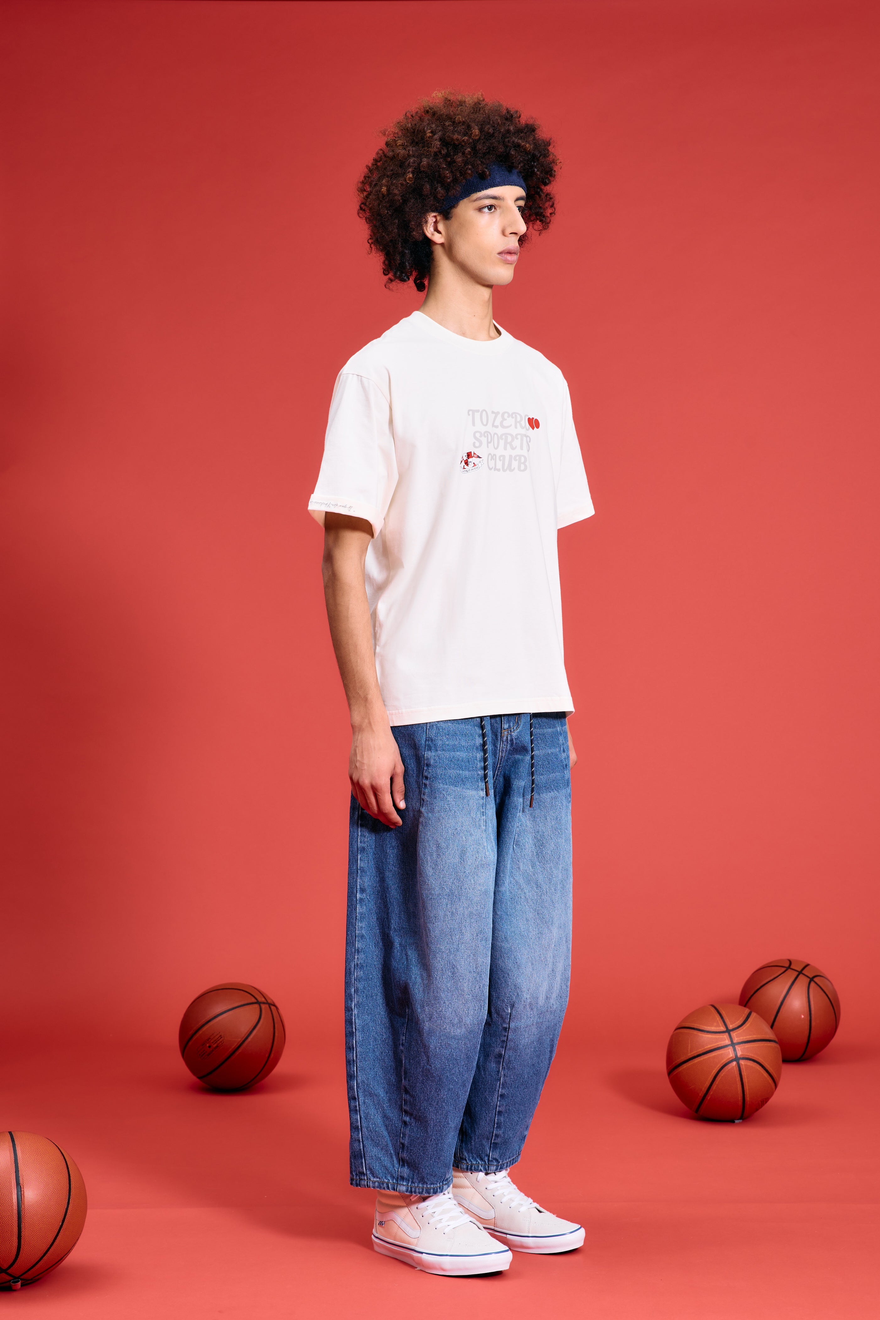 TO ZERO 'BSKTBLL STCKRS' T-SHIRT ( OFF WHITE )