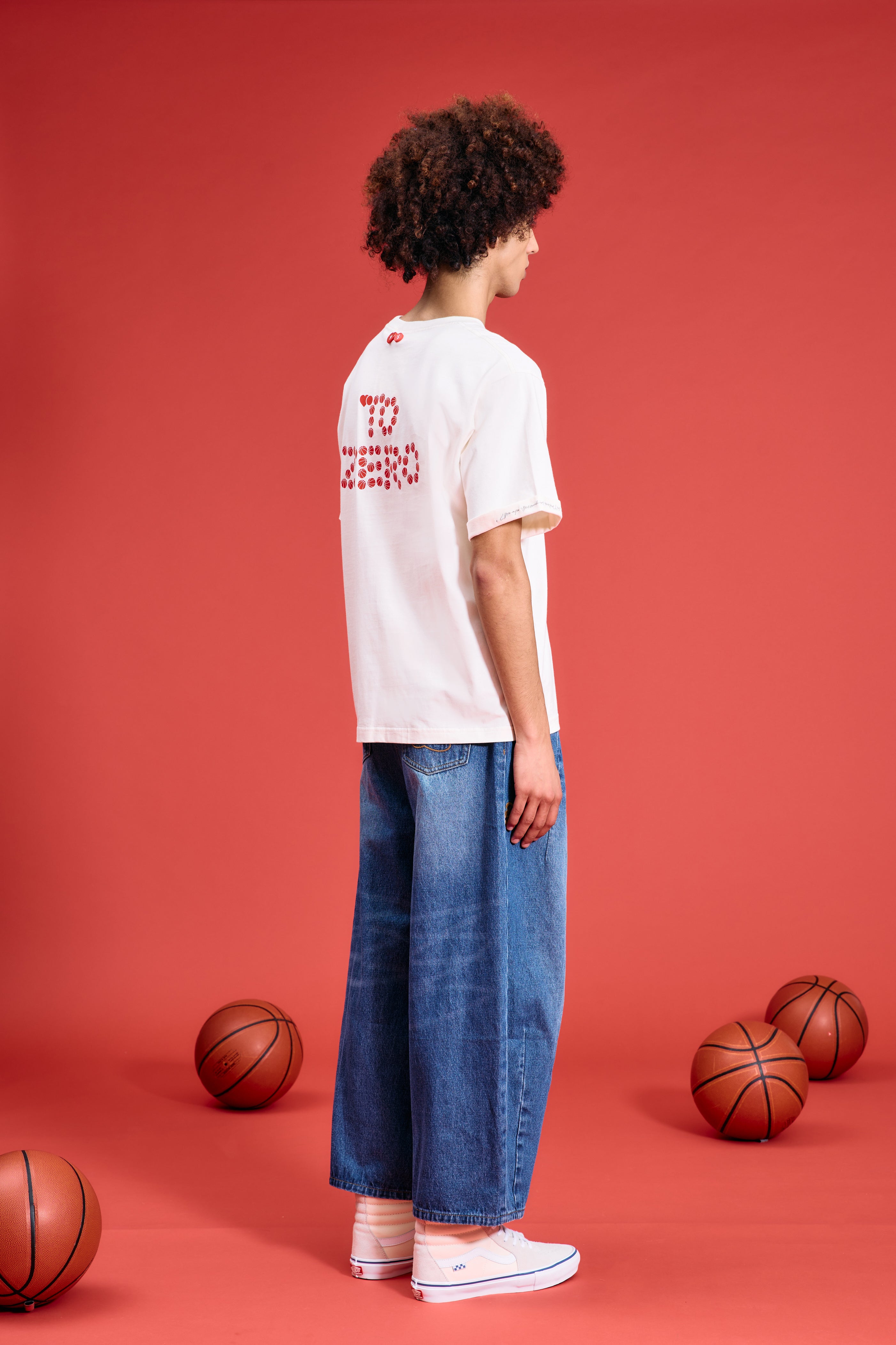 TO ZERO 'BSKTBLL STCKRS' T-SHIRT ( OFF WHITE )