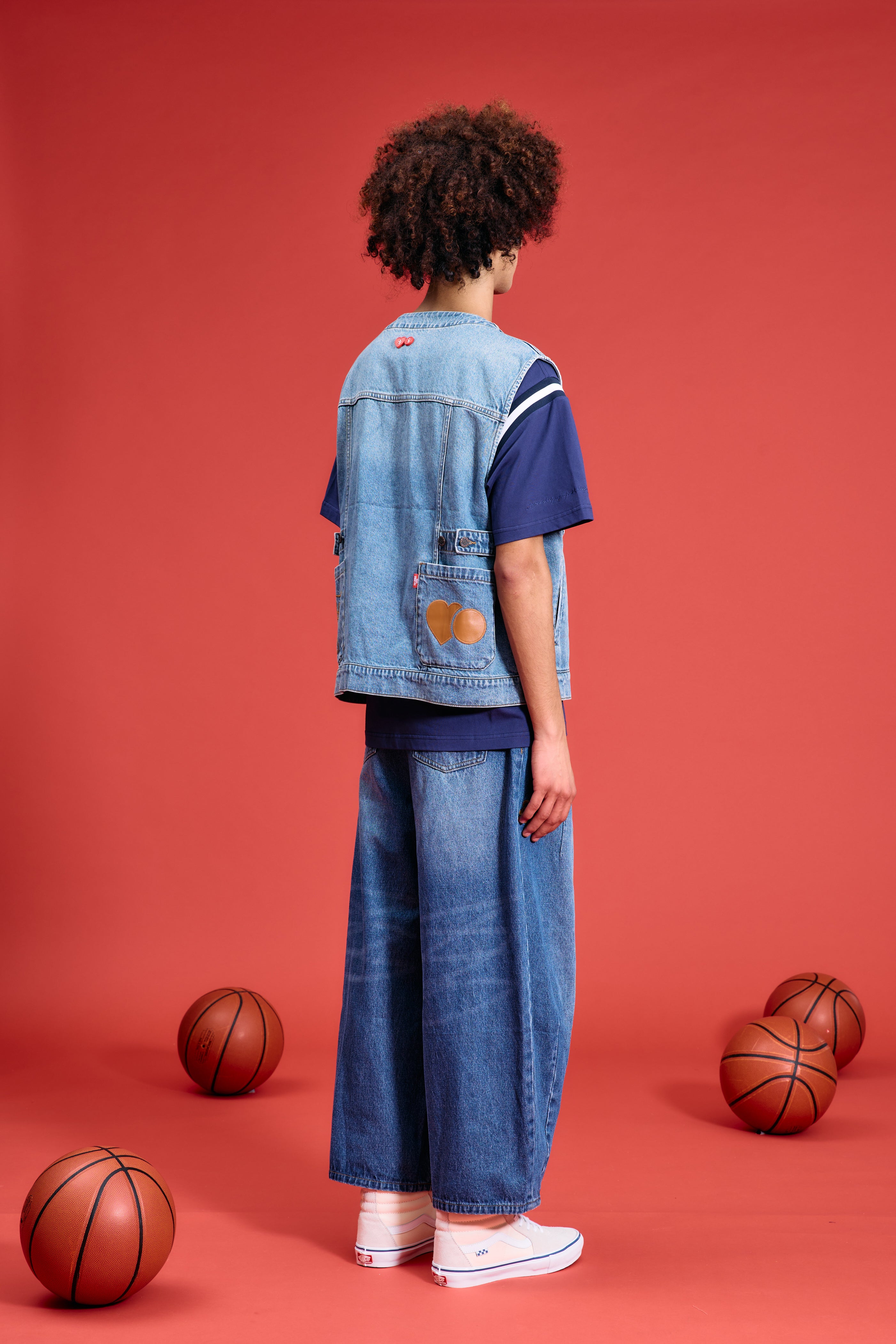 TO ZERO 'NOT A JEANS' 皮章貼飾V領牛仔馬甲